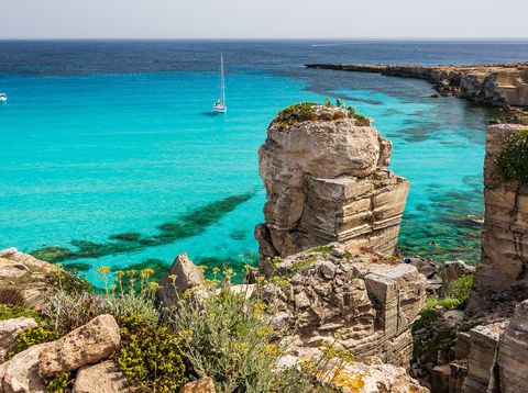 Cala Rossa auf Favignana mit türkisfarbenem Wasser und Felsen