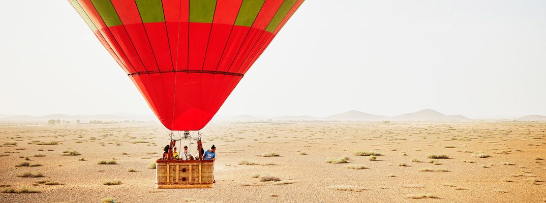 Heißluftballon fliegt über die Wüste in Marokko