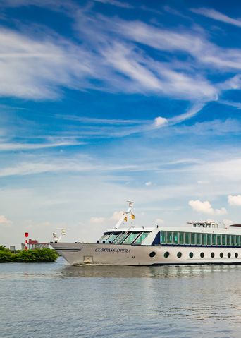 Compass OPERA auf dem Fluss