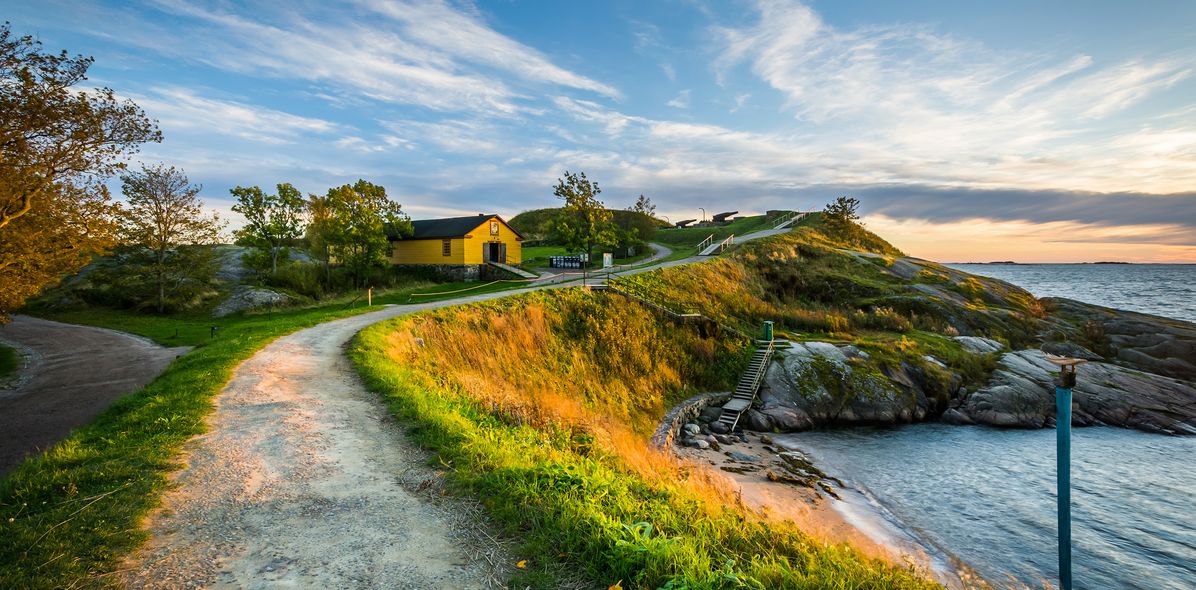 Gelbes Haus an der Küste in Finnland