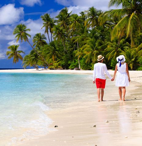 Paar beim Spaziergang am Strand