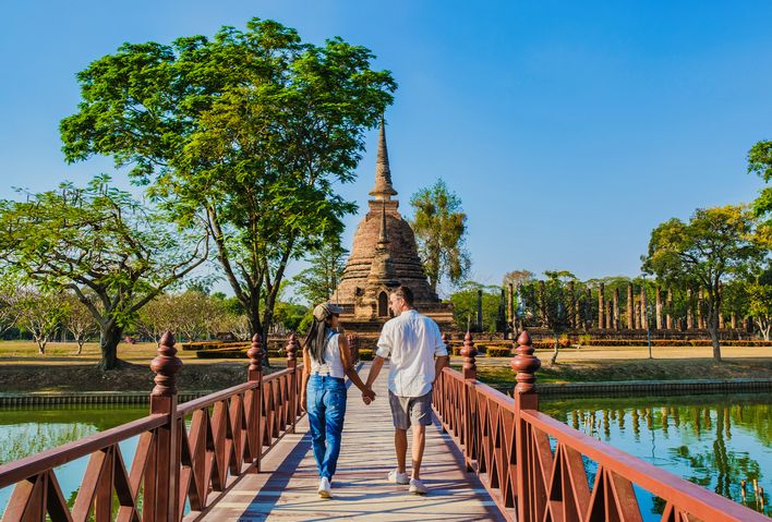 Ein Paar schlendert durch die Tempelanlage von Sukhothai