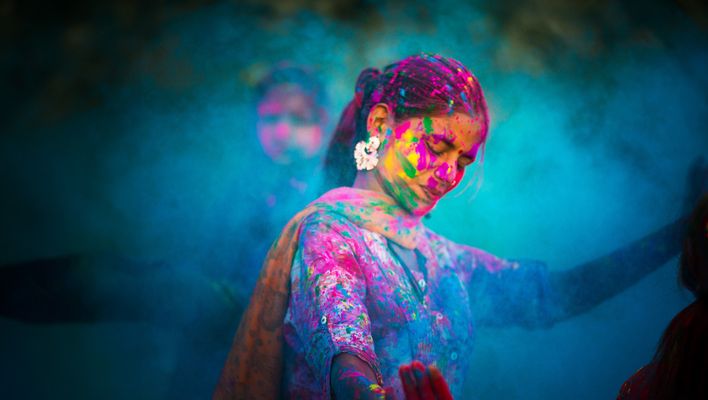 Frau beim Holi Festival 