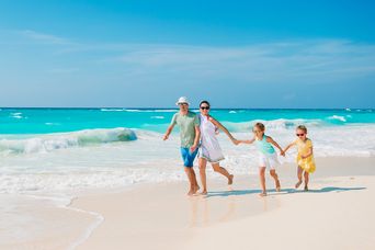 Familie spaziert am Strand