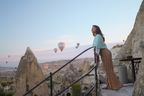 Frau genießt die Aussicht auf die Felslandschaft Kappadokiens bei Sonnenaufgang