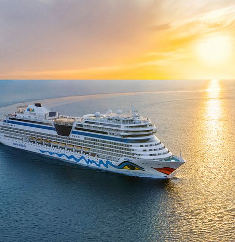 Schiff AIDAblu bei Sonnenuntergang auf dem Meer
