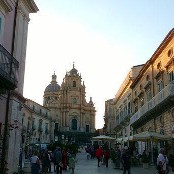 Altstadt von Ragusa mit Gasse und historischen Gebäuden