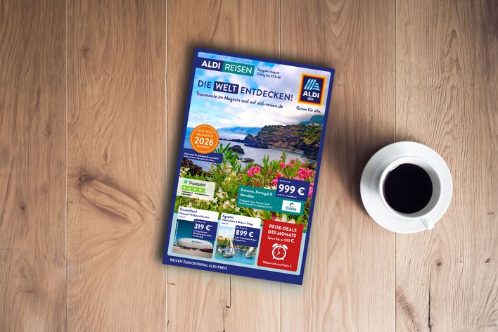 Titel des ALDI Reisemagazins Süd August 2026 auf einem Holztisch
