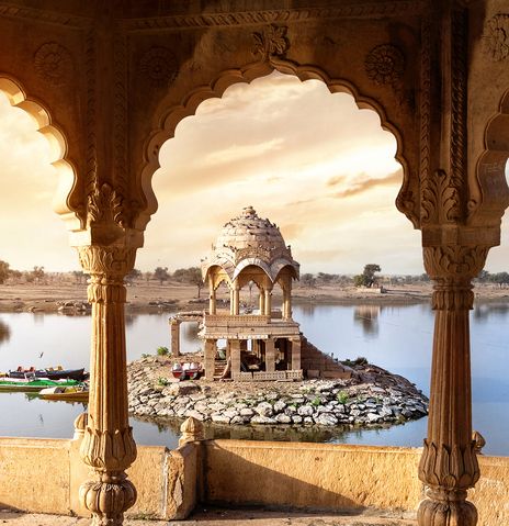 Tempel am Seeufer in Rajasthan bei Sonnenuntergang