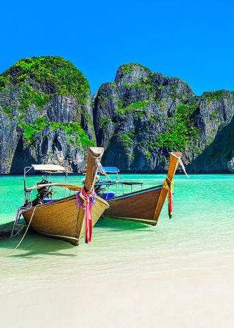 Boote am Strand von Thailand