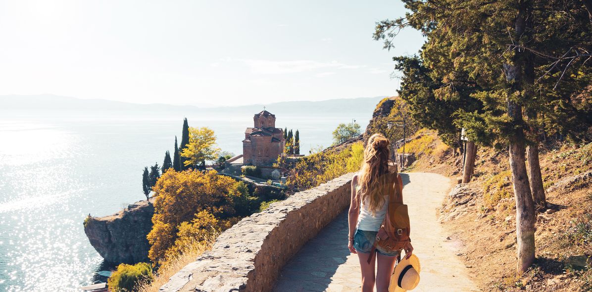 Frau spaziert am Ohrid See
