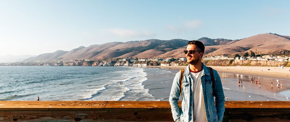 Mann steht auf einem Steg am Pismo Beach in Kalifornien, USA