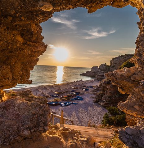 Sonnenuntergang über dem Strand von Himarë, Albanien