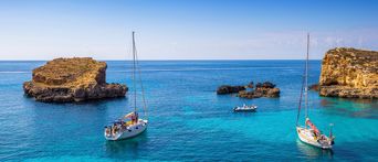 Zwei Boote auf dem Meer vor Malta