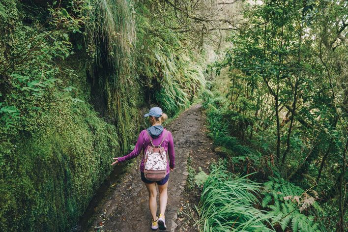 Frau bei Levada-Wanderung auf Madeira