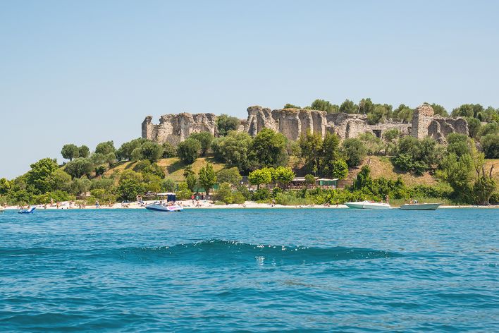 Blick vom Gardasee auf die Ruinen der Grotte di Catullo in Sirmione
