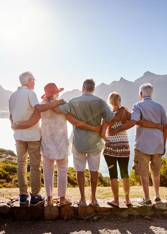Gruppe von Menschen umarmt sich