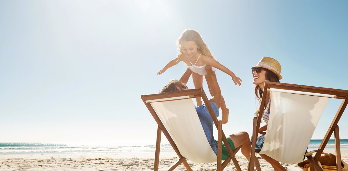 Familie in Liegestühlen am Strand