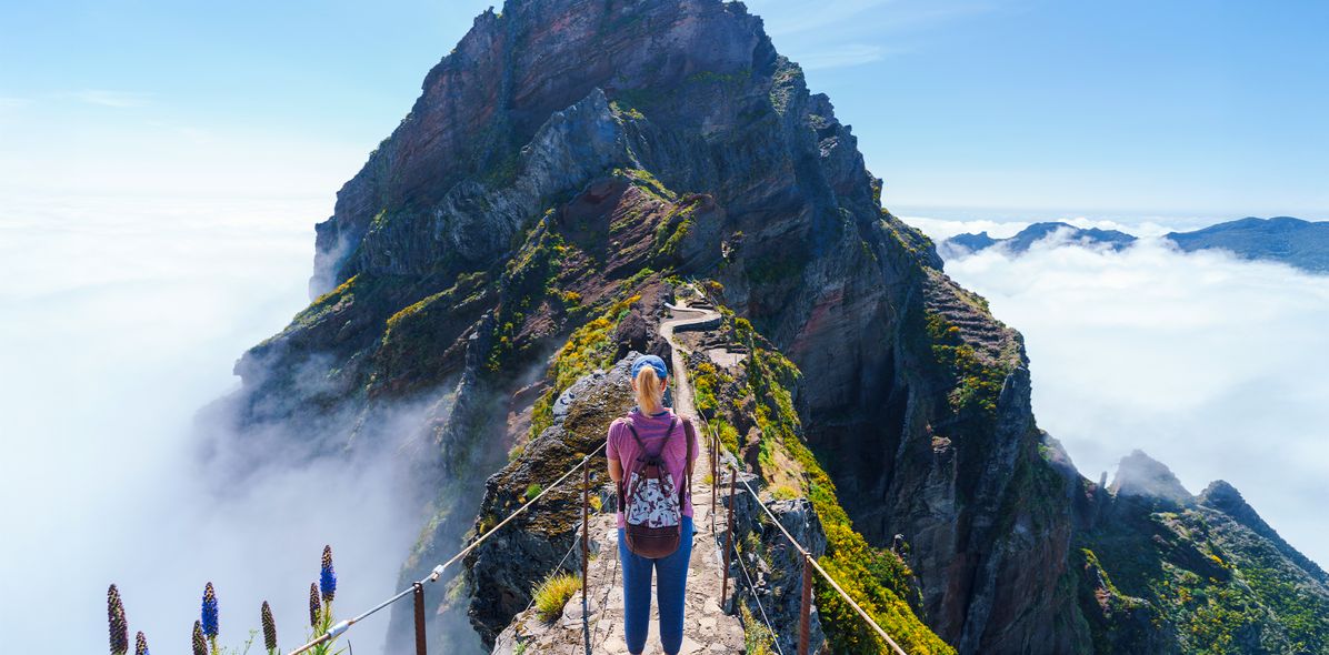 Eine Frau wandert auf den Pico do Arieiro