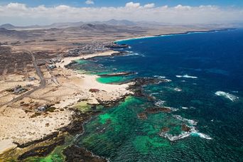 Luftaufnahme der türkisfarbenen Lagunen von El Cotillo an der Westküste Fuerteventuras