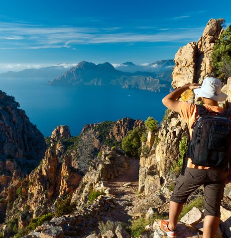 Mann beim Wandern in den Bergen