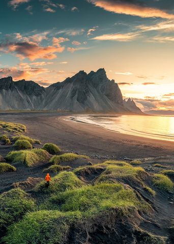 Weitläufiger Blick auf den schwarzen Strand in Stokksnes während der Abenddämmerung auf Island
