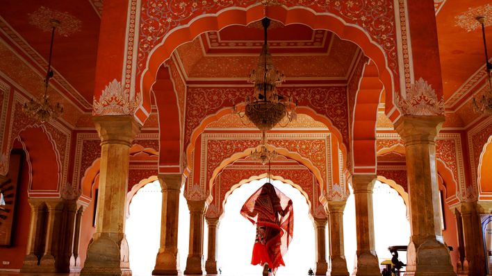 Frau im roten Kleid im Palast der Winde in Jaipur