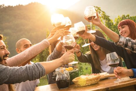 Gruppe am Tisch und essen