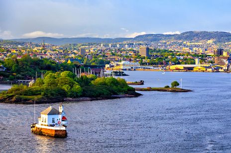 Blick auf den Hafen von Oslo mit Booten und modernen Gebäuden am Wasser
