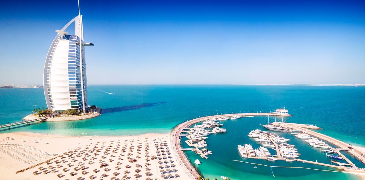 Strand und Hafen in Dubai