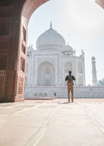 Mann vor Taj Mahal