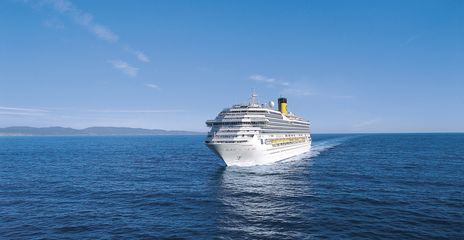 Blick auf das Kreuzfahrt-Schiff Costa Favolosa von vorne