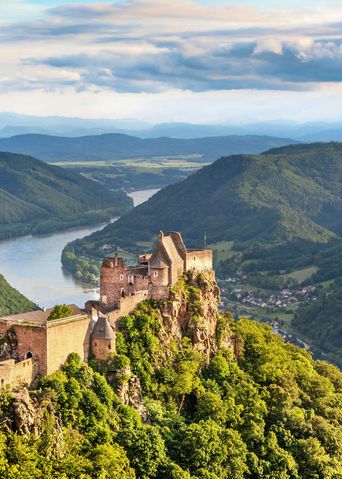 Luftbild einer Landschaft um die Donau bei Melk mit Burg im Vordergrund