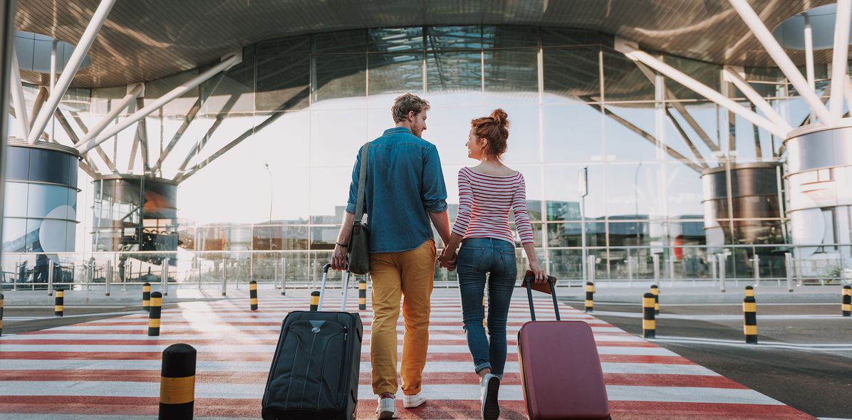 Pärchen vor einem Flughafen