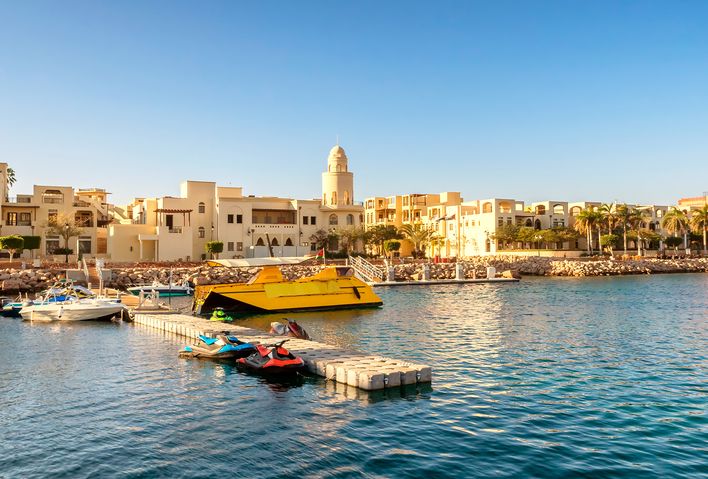 Hafenpromenade von Aqaba mit kleinen Booten in Jordanien