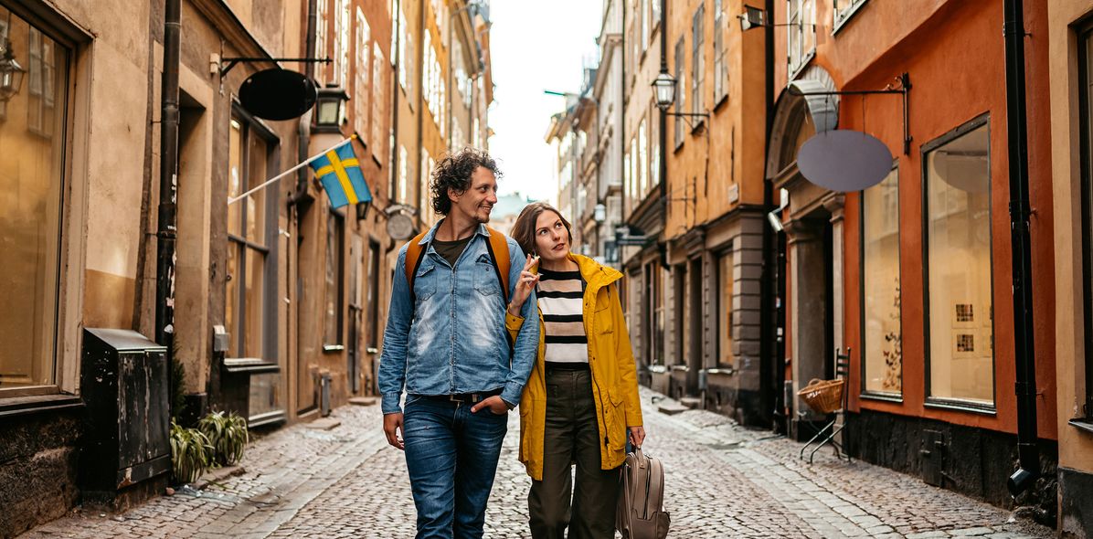 Ein Paar schlendert durch die Gassen einer schwedischen Stadt