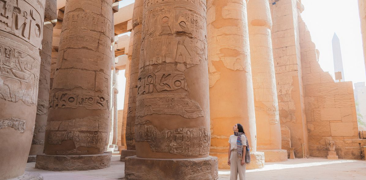 Frau in Tempelanlage in Luxor