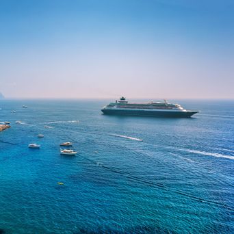 Kreuzfahrtschiff vor Küste
