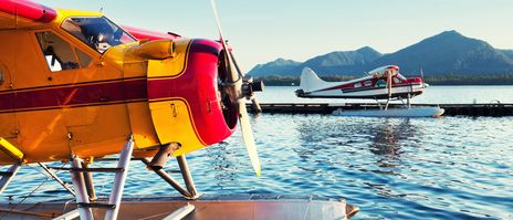 Blick auf ein Wasserflugzeug im Hafen von Ketchikan mit Bergen im Hintergrund