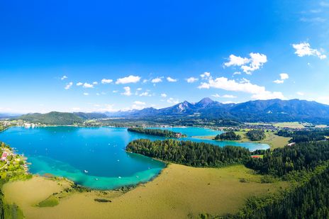 Luftaufnahme vom türkisblauen Faaker See in Kärnten mit Blick auf den Mittagskogel