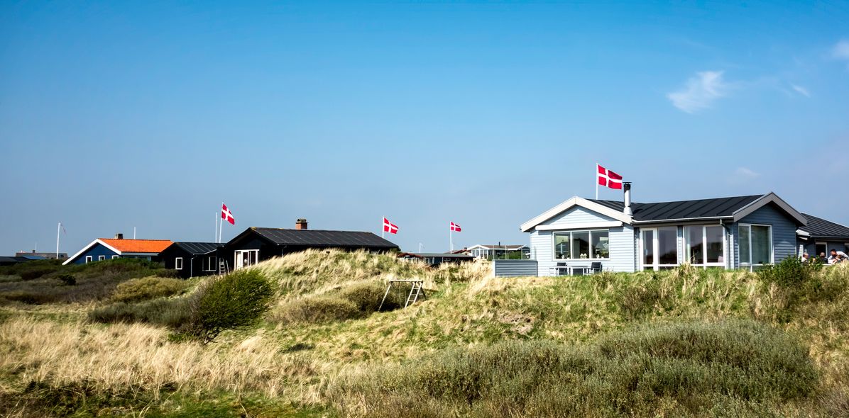 Traditionelle Häuser und Dünen am Strand von Rømø