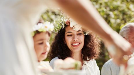Menschen mit Blumenkränzen feiern Midsommer