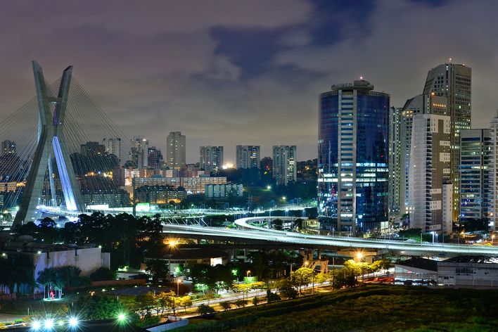 Beleuchtete Skyline von São Paulo mit der Schrägseilbrücke Ponte Octávio Frias de Oliveira bei Nacht