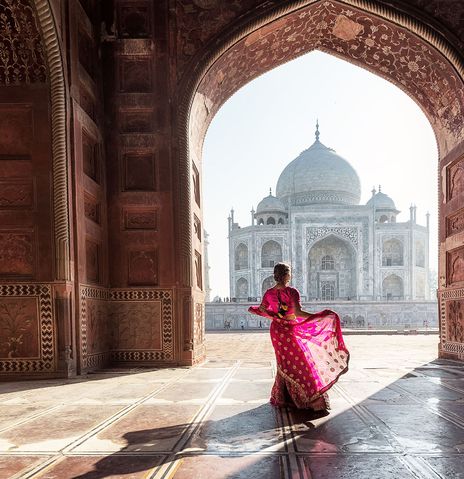 Frau vor Taj Mahal in Indien