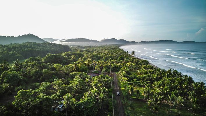 Auto fährt entlang der Küste von Costa Rica