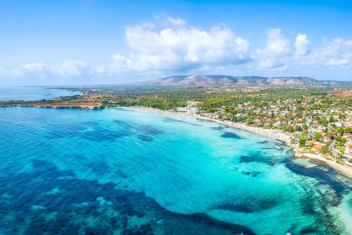 Strand von Fontane Bianche mit hellem Sand und türkisfarbenem Wasser