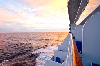 Blick von einem Kreuzfahrtschiff auf das Meer