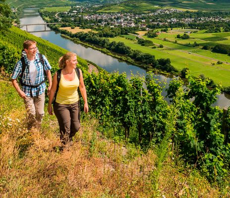 Paar beim Wandern an der Mosel