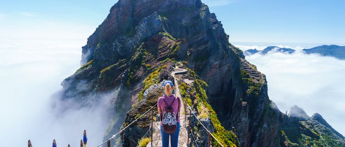 Eine Wanderin auf dem Pico do Arieiro auf der Blumeninsel Madeira, Portugal
