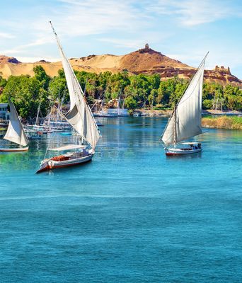 Boote und Schiffe auf dem Nil bei Assuan in Ägypten